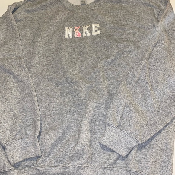 Gray sweat shirt by Gildan words NIKE and Disney Piglet used for the I. Sz Large - Picture 9 of 10